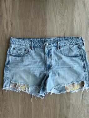 American Eagle Outfitters Light Wash Denim Cutoff Shorts With Floral Pockets
